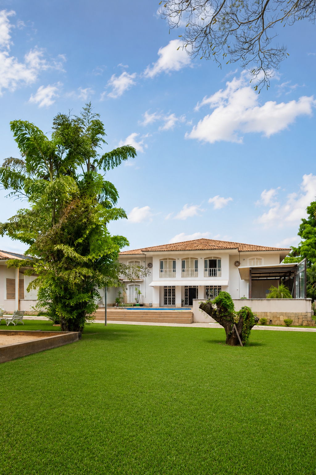 Fachada lateral e jardim